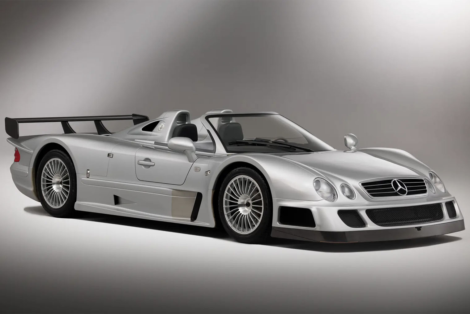 Mercedes⁠-⁠Benz CLK GTR Roadster — один из шести родстеров этой модели. На машине почти не ездили, ее пробег — всего 170 км. Фотография: Neil Fraser / rmsothebys.com