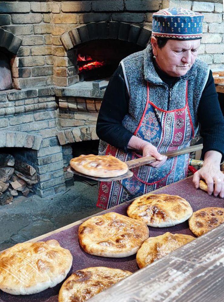 Пекарь готовит лепешки