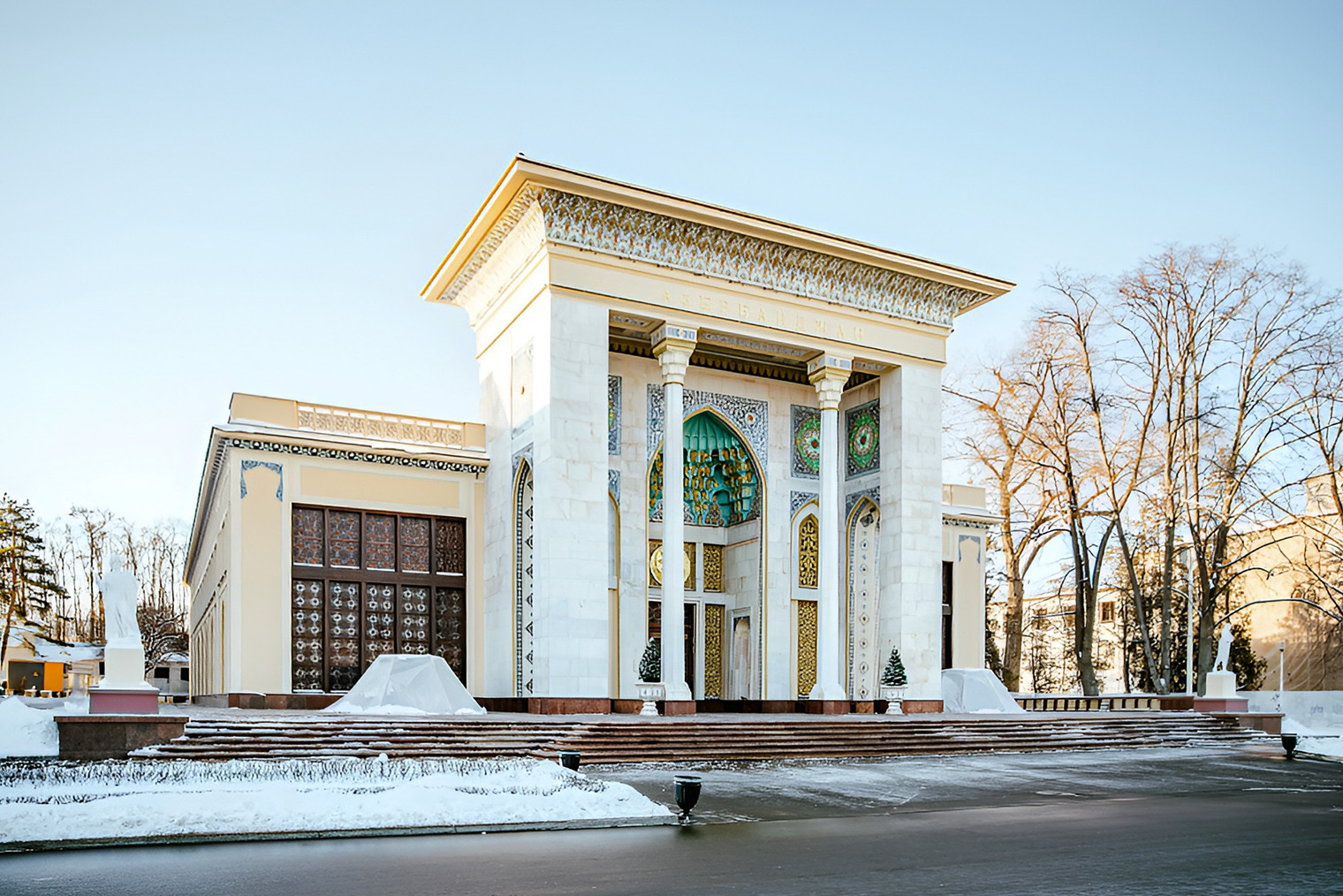 По бокам от павильона «Азербайджан» — отреставрированные скульптуры «Чабан» и «Азербайджанка». Источник: vdnh.ru