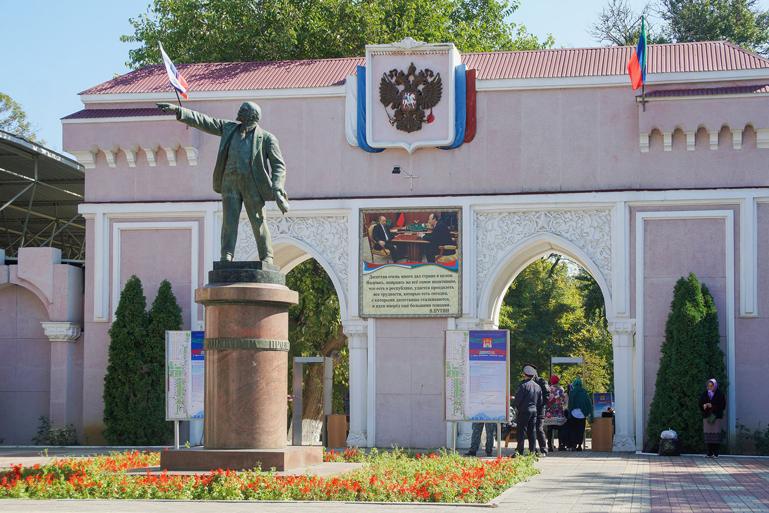 На входе в сад посетителей встречает памятник Ленину. Фотография: Igor Stomakhin / Shutterstock / FOTODOM