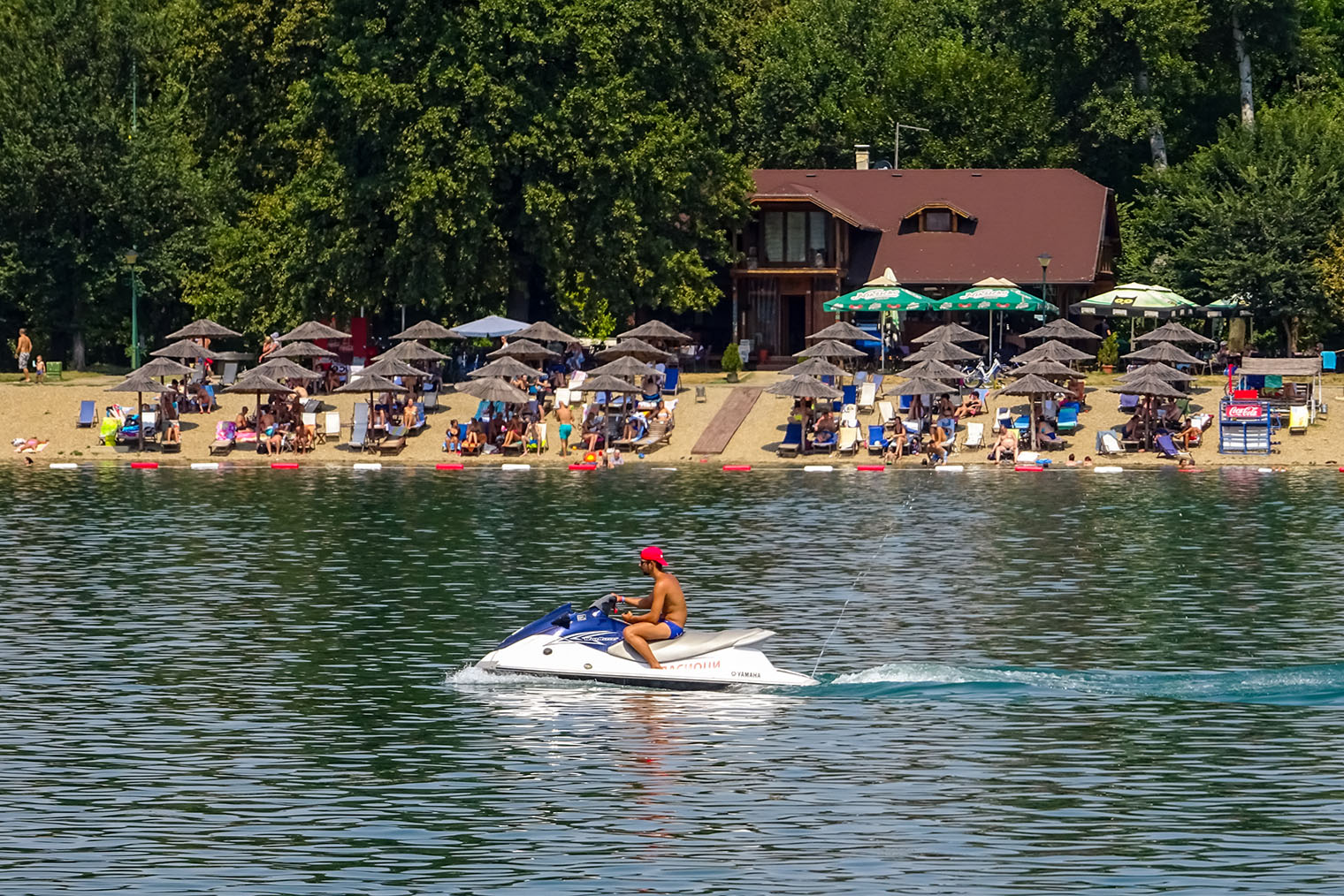 Летом на пляже обычно людно. Фотография: Mark.Pelf / Shutterstock