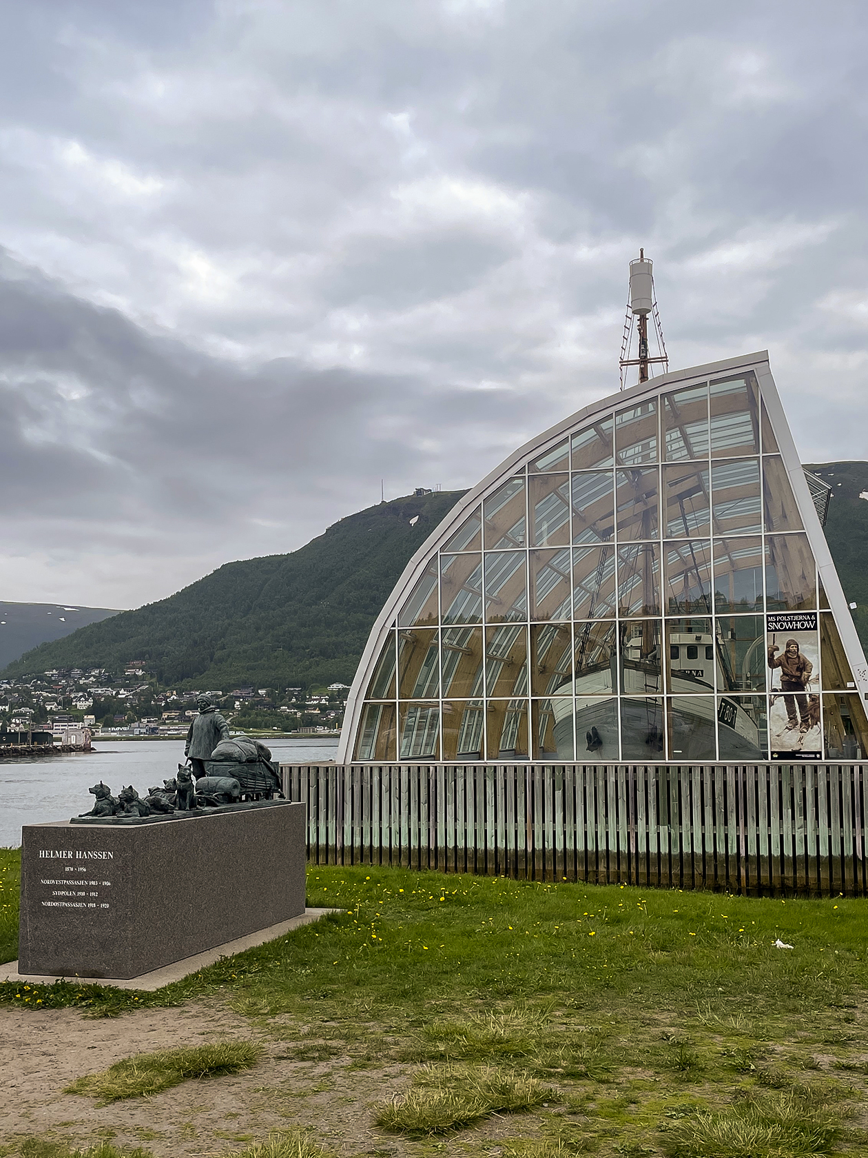 Тромсе, памятник Хельмеру Хансену, участнику экспедиций Амундсена