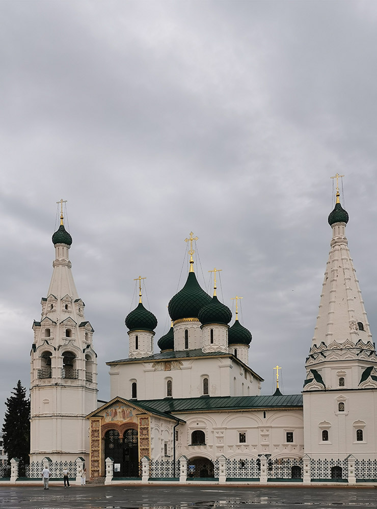 С октября до мая внутрь церкви не пускают, чтобы сохранить фрески