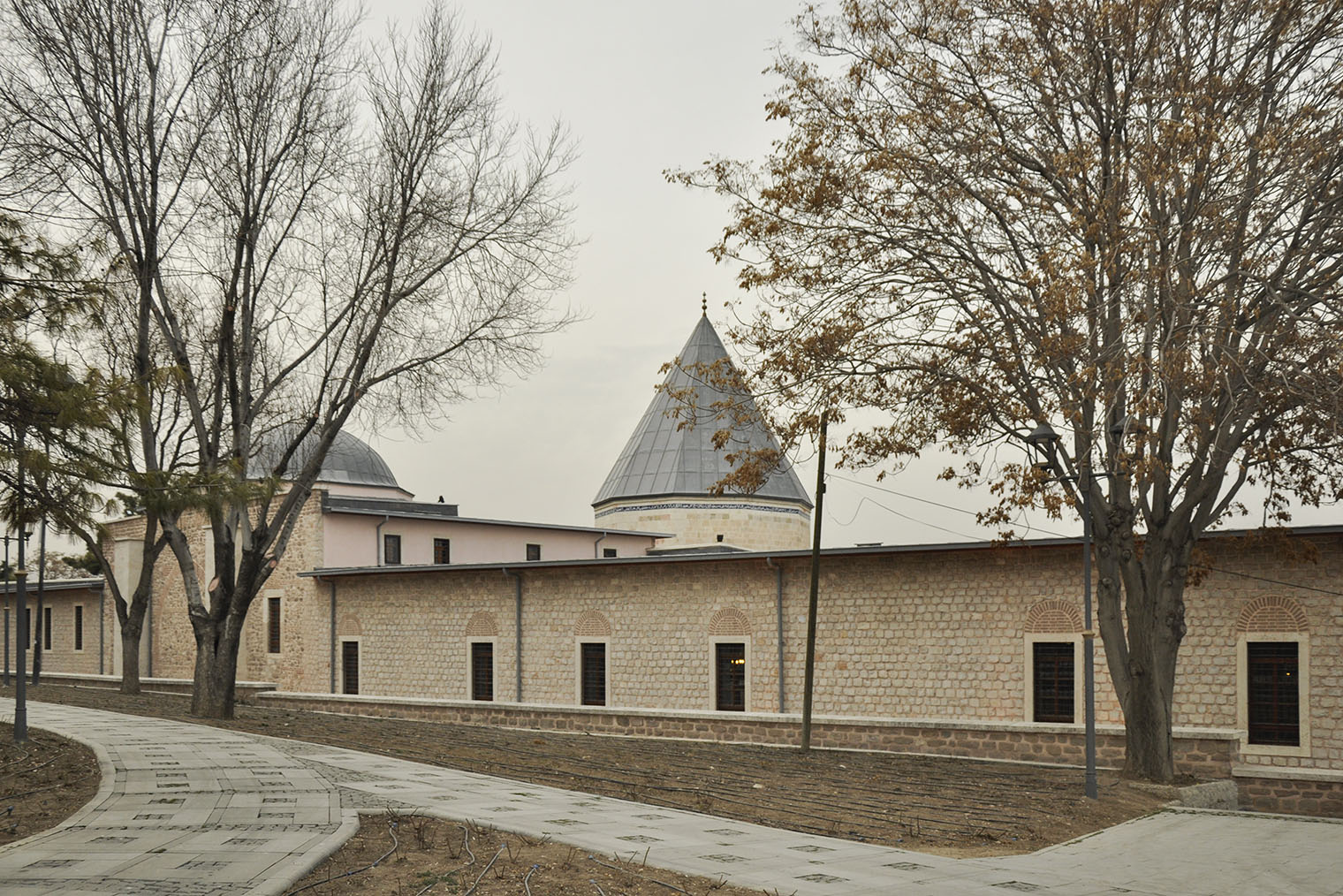 Мечеть Ала ад-Дина — старейшая в городе, но мне больше нравится воздушная Азизие