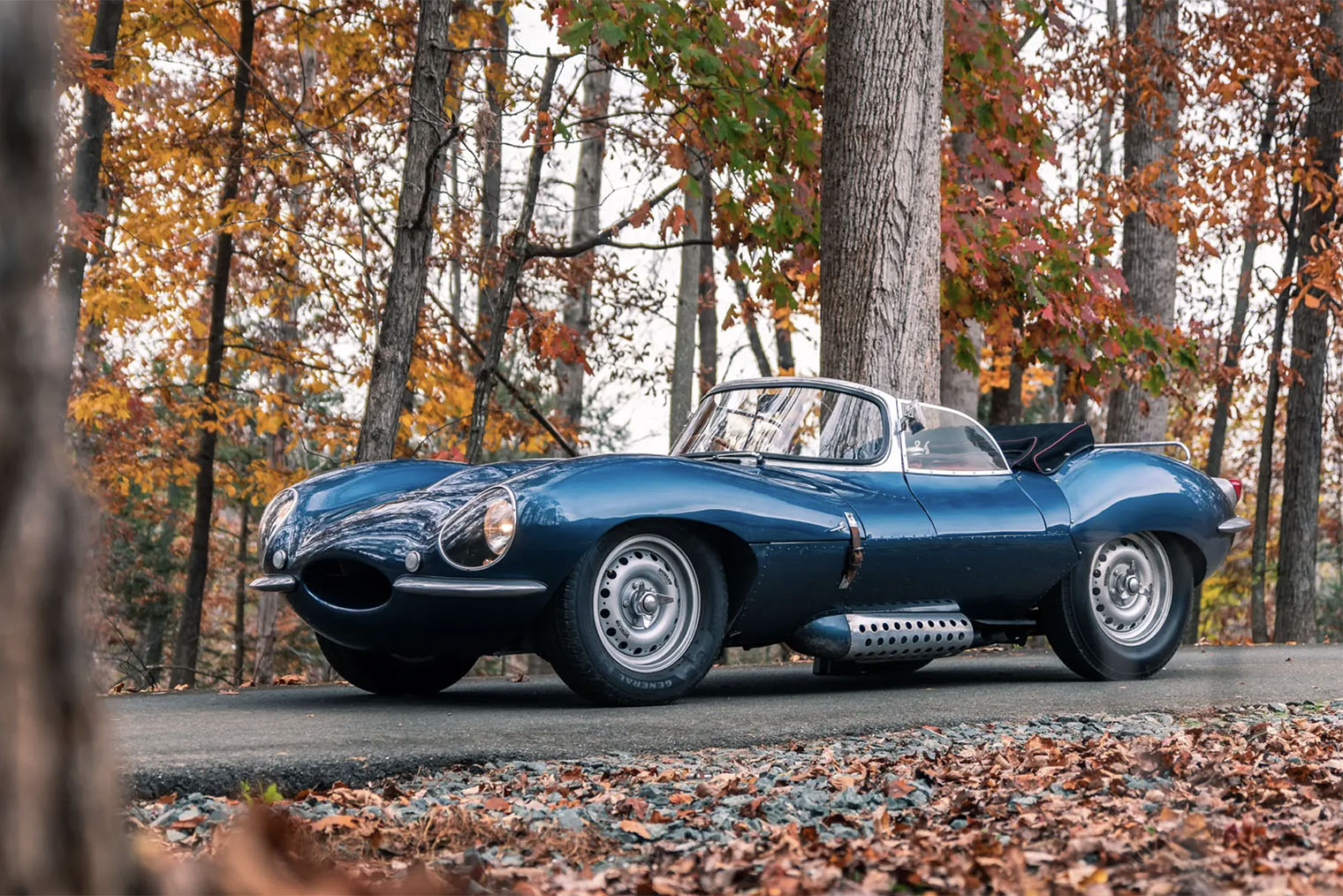 Jaguar XKSS — один из 16 автомобилей этой модели. Его сохранили в безупречном техническом состоянии, почти все детали — оригинальные. Фотография: Zach Brehl / rmsothebys.com