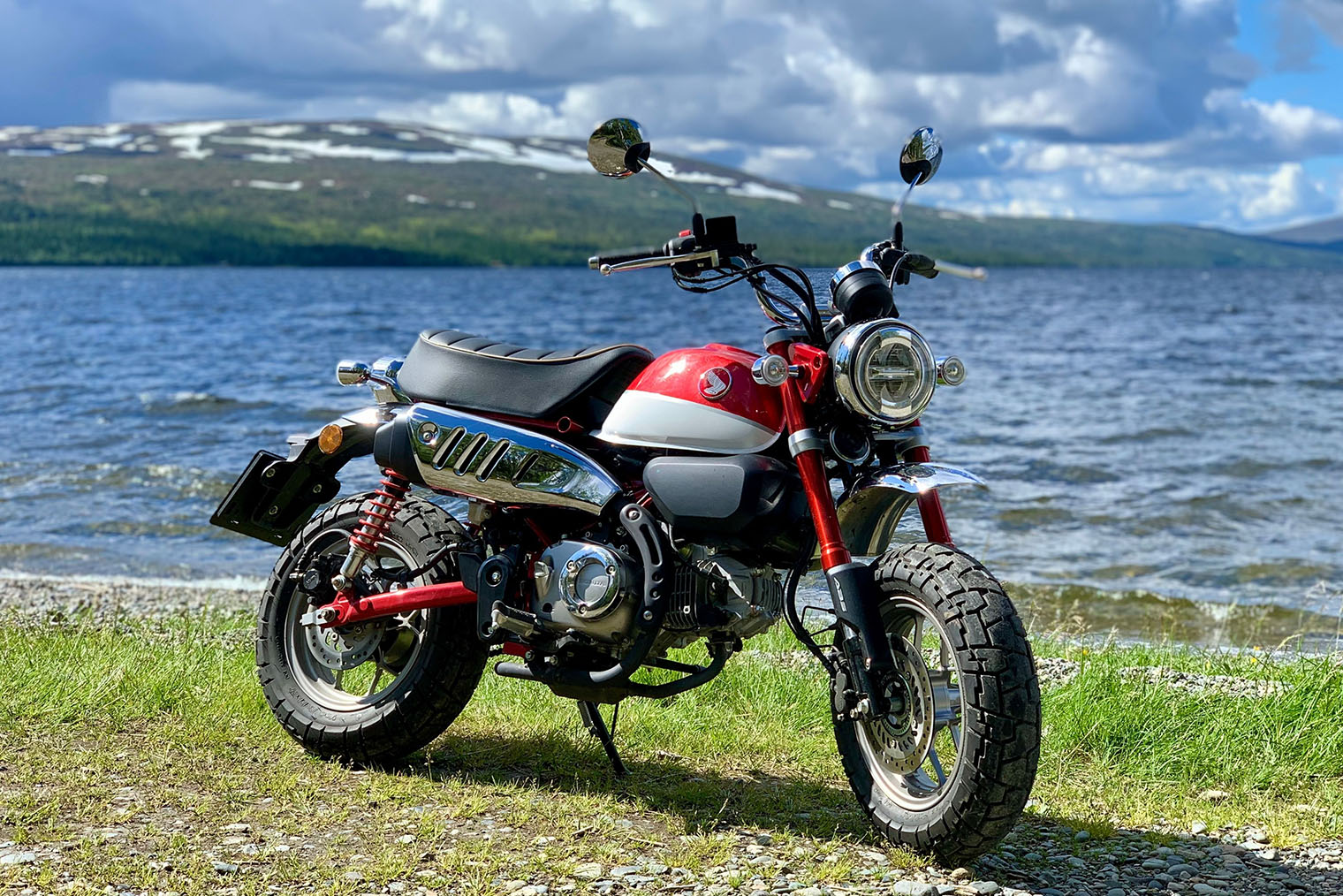 Honda Monkey 125 — современная дорожная версия того аппарата, который компания Honda выпустила в 1961 году как детский мотоцикл для парка развлечений. Фотография: Wirestock Creators / Shutterstock / FOTODOM