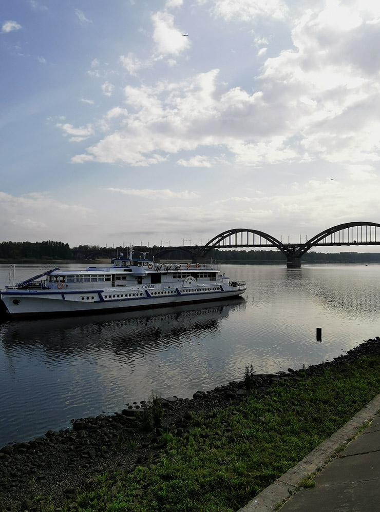 Приятно сидеть у воды и смотреть на прогулочные суда