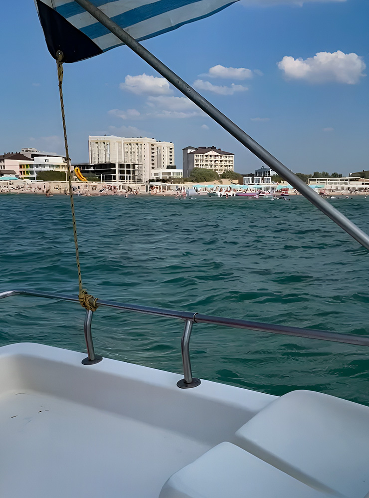 На катамаране можно отплыть дальше в море, вода там кристально чистая