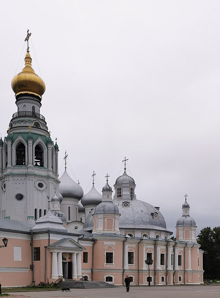 Вологодский кремль на фотографиях казался мне огромным, но в жизни он компактный