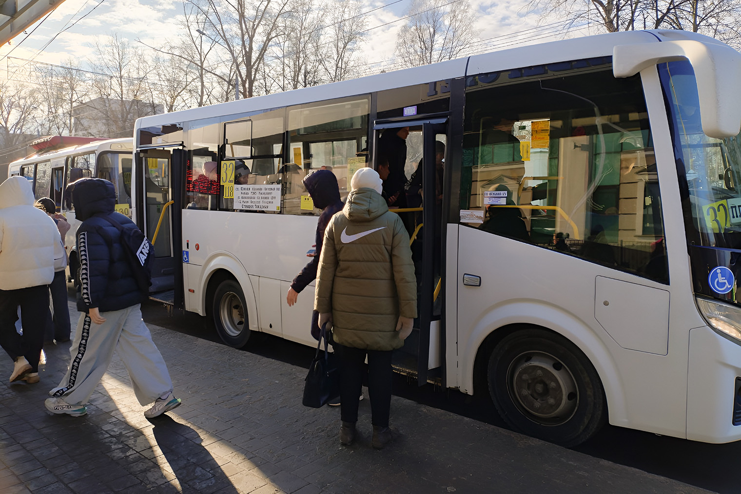 Последние пару лет автобусный парк начали обновлять, но ситуацию это не особо улучшило: как они были заполнены под завязку, так и остаются