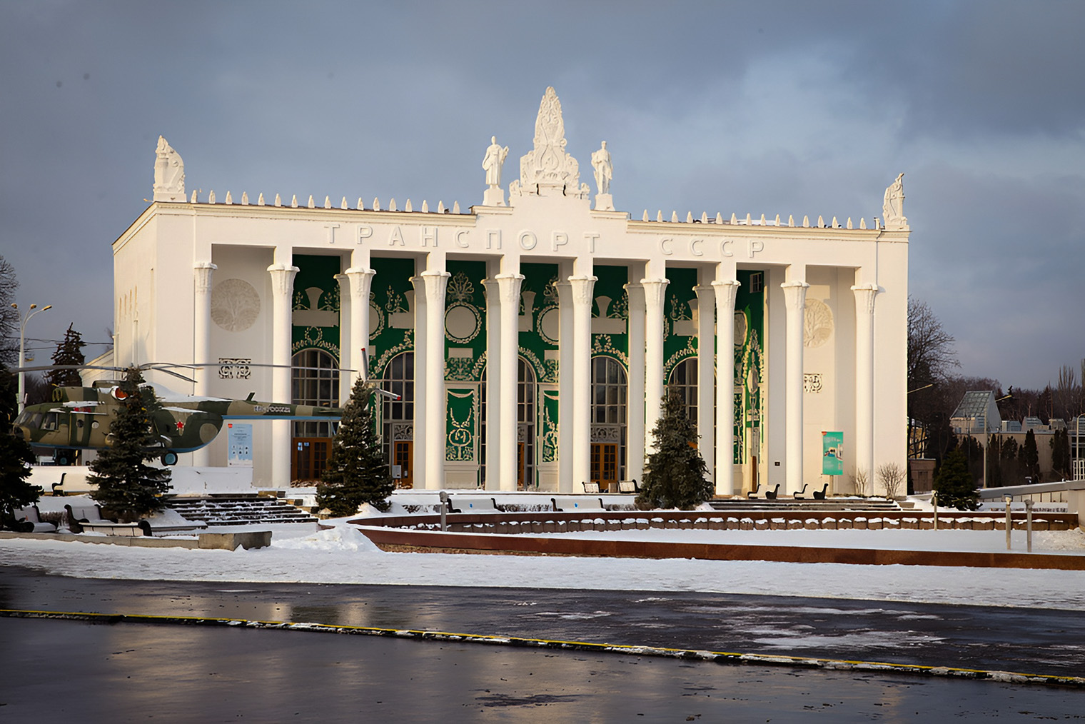 В павильоне № 26 размещены редкие модели Москвичей, а еще — автобусы и троллейбусы 80⁠-⁠х годов 20 века. Источник: vdnh.ru