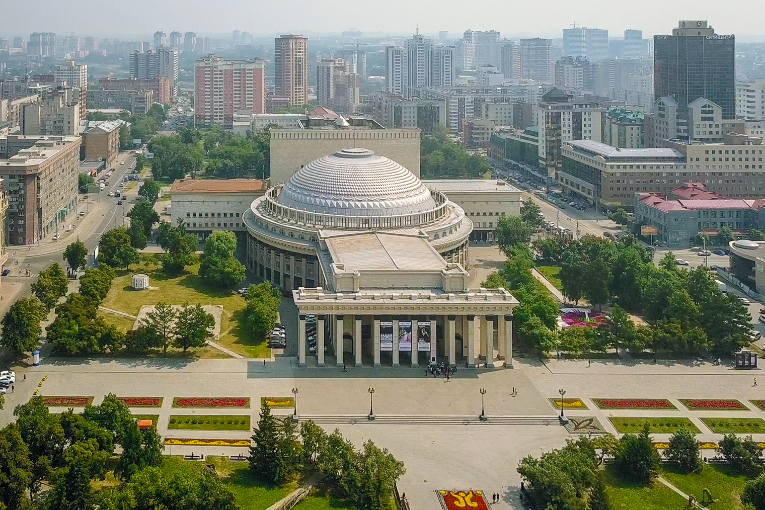 Театр окружает красивый сквер. Фотография: Maykova Galina / Shutterstock / FOTODOM