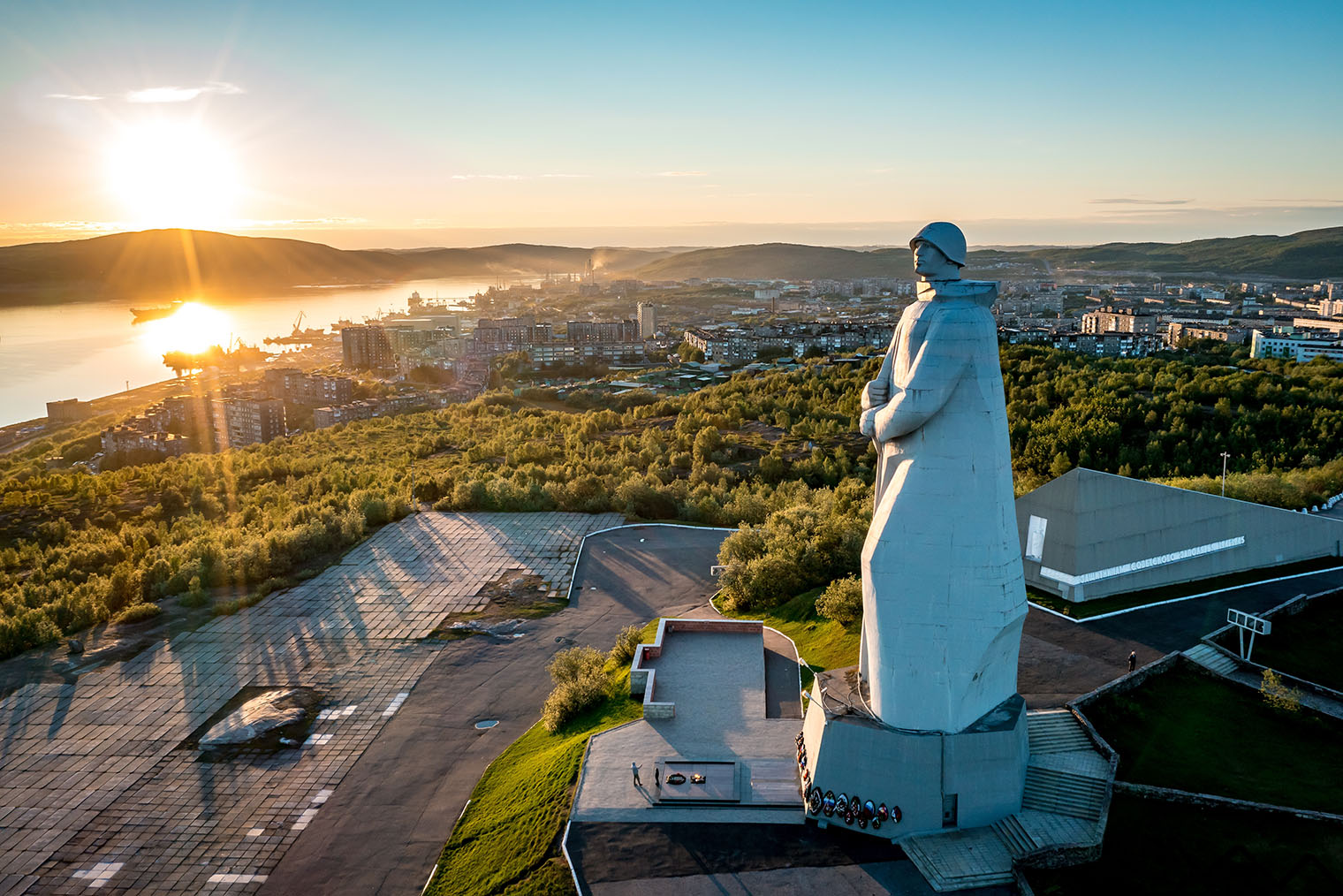 Вид на Мурманск от монумента Алеша. Фотография: Alexey Oblov / Shutterstock / FOTODOM