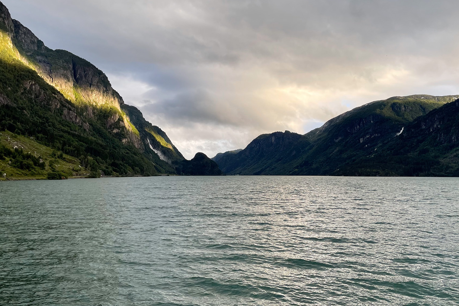 Озеро через дорогу от Trolltunga Hotel