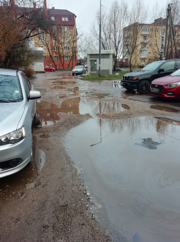 Порой лужи располагались прямо у входа в подъезд. Люди не могли выйти из дома, не замочив ноги. А зимой вода замерзала, и лед мешал открывать и закрывать двери подъезда