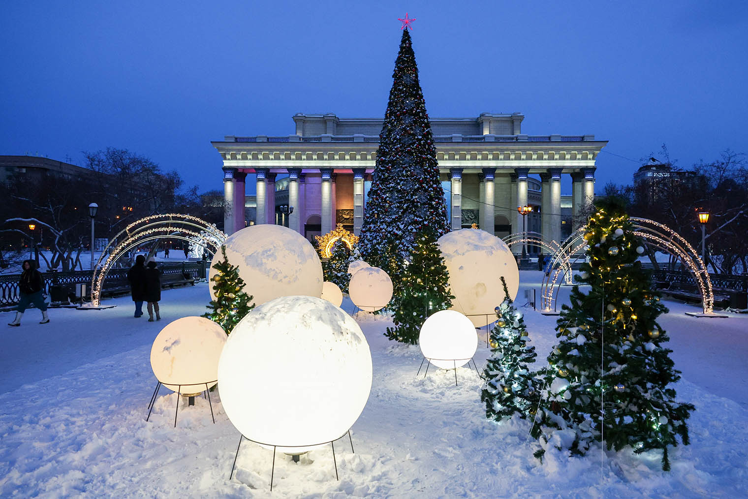 Иллюминация в Театральном сквере. Фотография: Кирилл Кухмарь / ТАСС