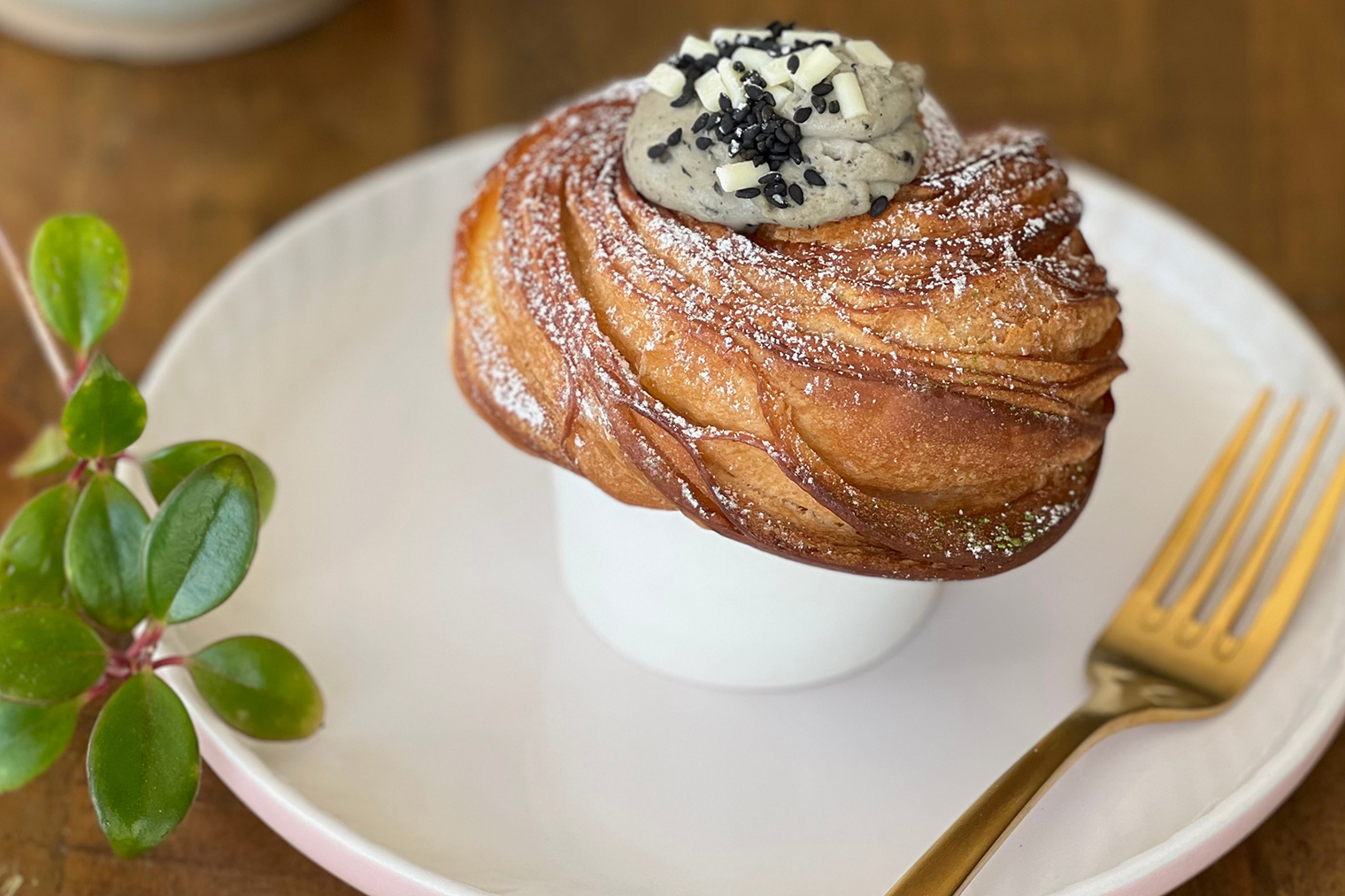 В пекарне Luna Croissanterie не побоялись экспериментов и придумали краффин — гибрид маффина и круассана. Такая выпечка прославила заведение на весь мир. Фотография: nickichen / Shutterstock