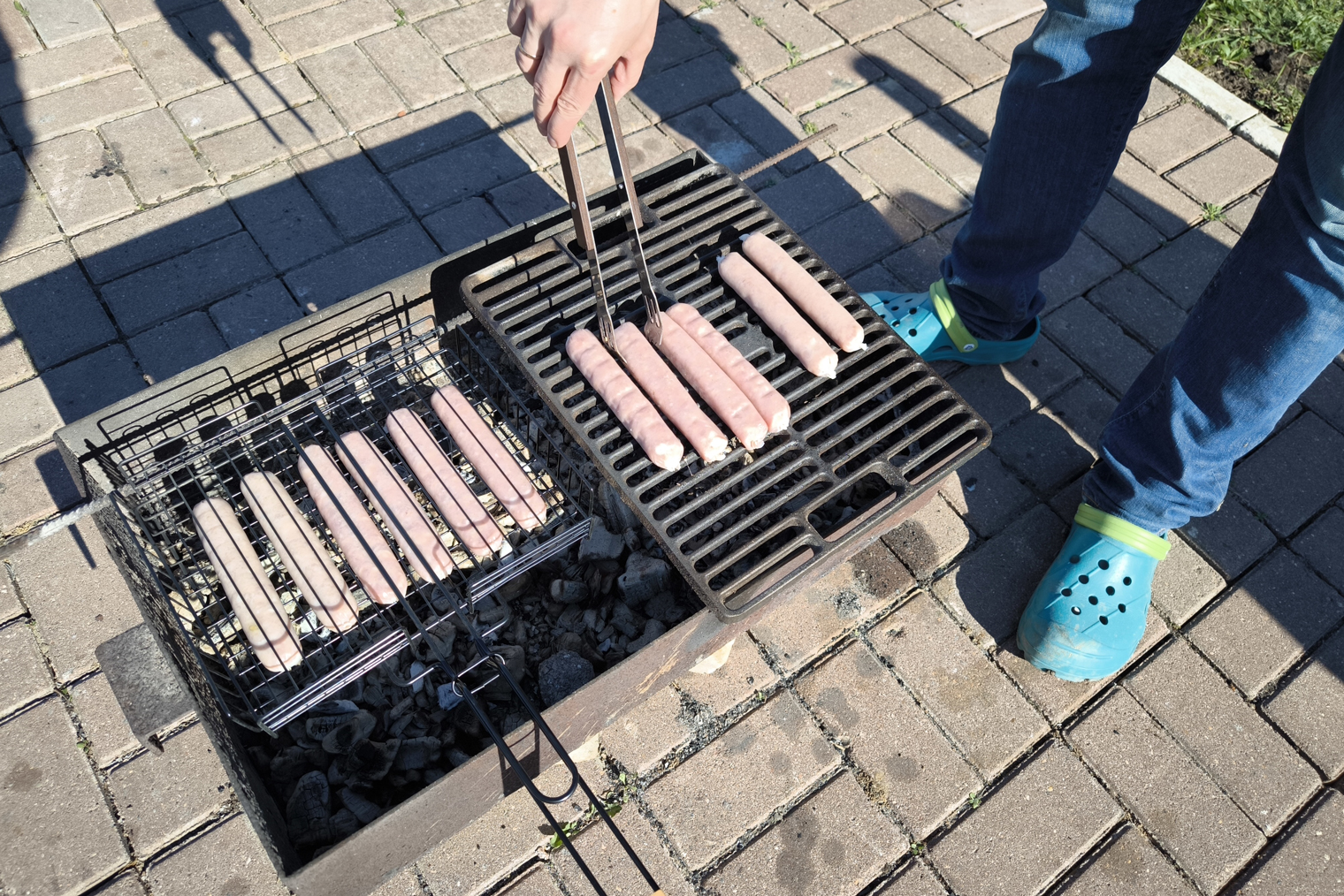 Пока искали щипцы, переворачивали купаты обычной лопаткой, и одна укатилась