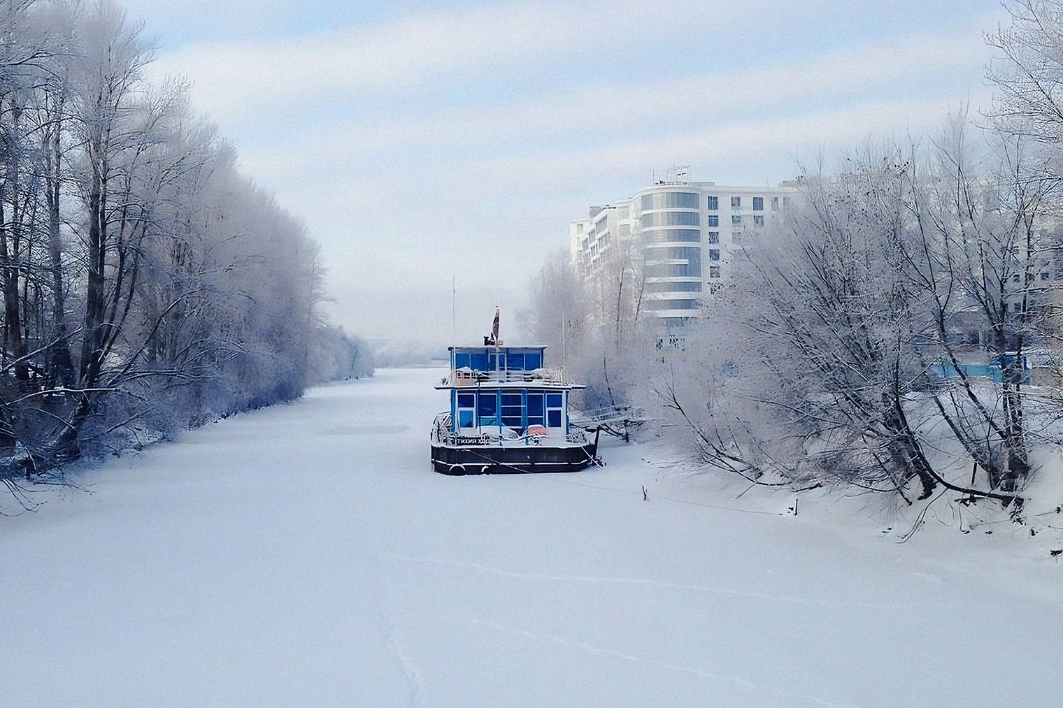 Образ жизни на хаусботе — смесь городской и загородной. Можно жить в пределах города, при этом в уединенном месте. Фотография: Анна Афонина