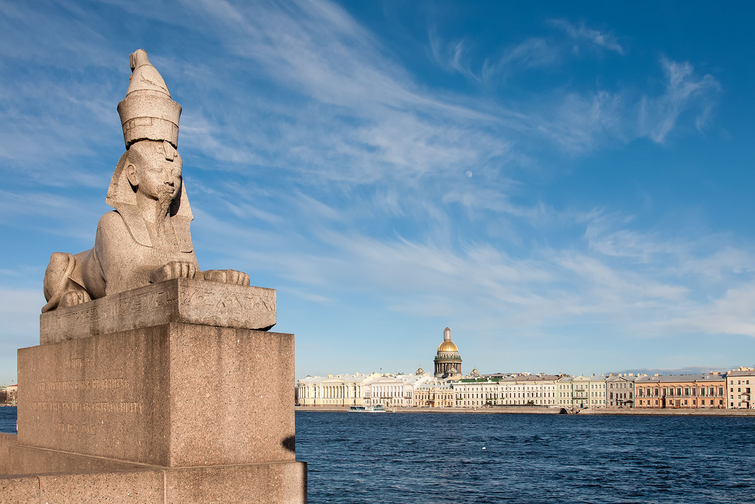 Один из двух сфинксов на Университетской набережной. Фотография: imagesef / Shutterstock / FOTODOM