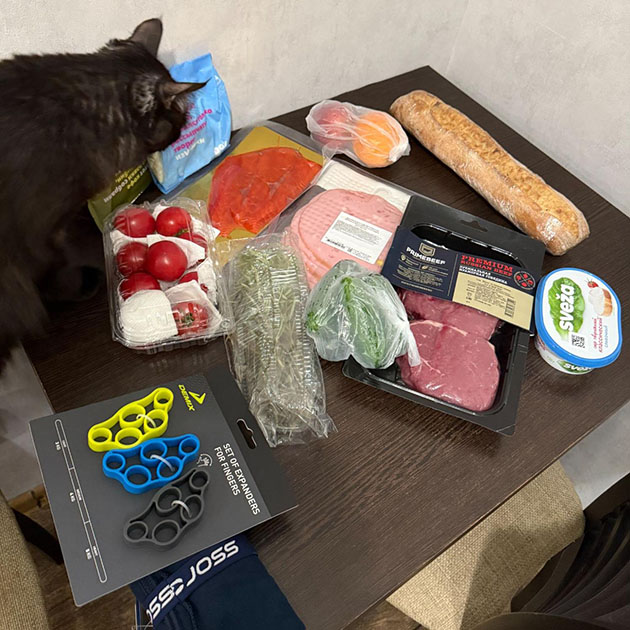 Без кошачьего носа никуда. Жена купила продукты и подогнала полотенце для зала и тренажеры для пальцев, которые я просил