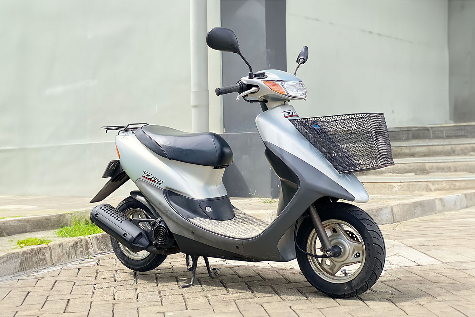 Honda Dio — один из самых популярных скутеров в России. Его цена невысока, конструкция удачна, а запчасти доступны. Фотография: Mohamad Ardiansyah Dejani / Shutterstock / FOTODOM