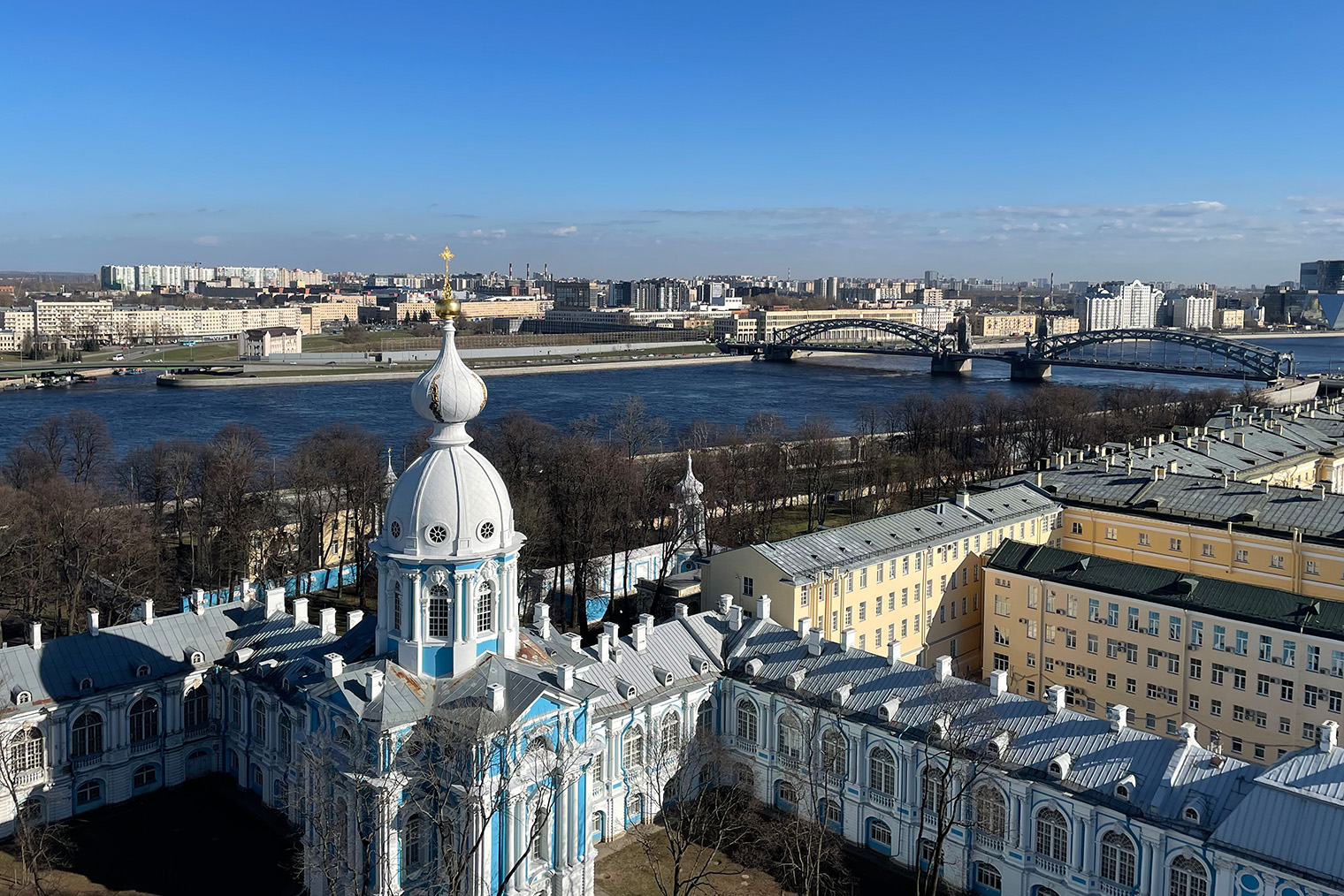 Со звонницы Смольного интересно рассматривать постройки самого собора. Фото: Мария Рудницкая