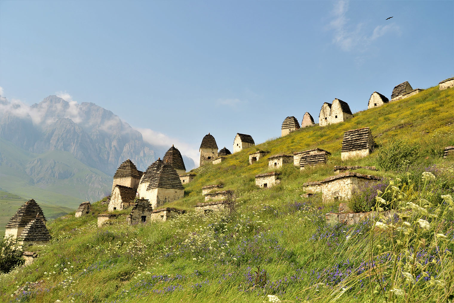 Даргавс — город мертвых. Фотография: Madina15 / Shutterstock / FOTODOM