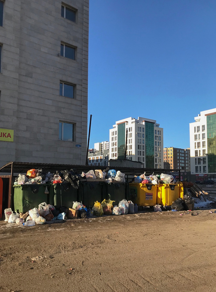 В будни мусор вывозят своевременно, но в выходные скапливаются горы отходов. Контейнеров просто не хватает на все дома