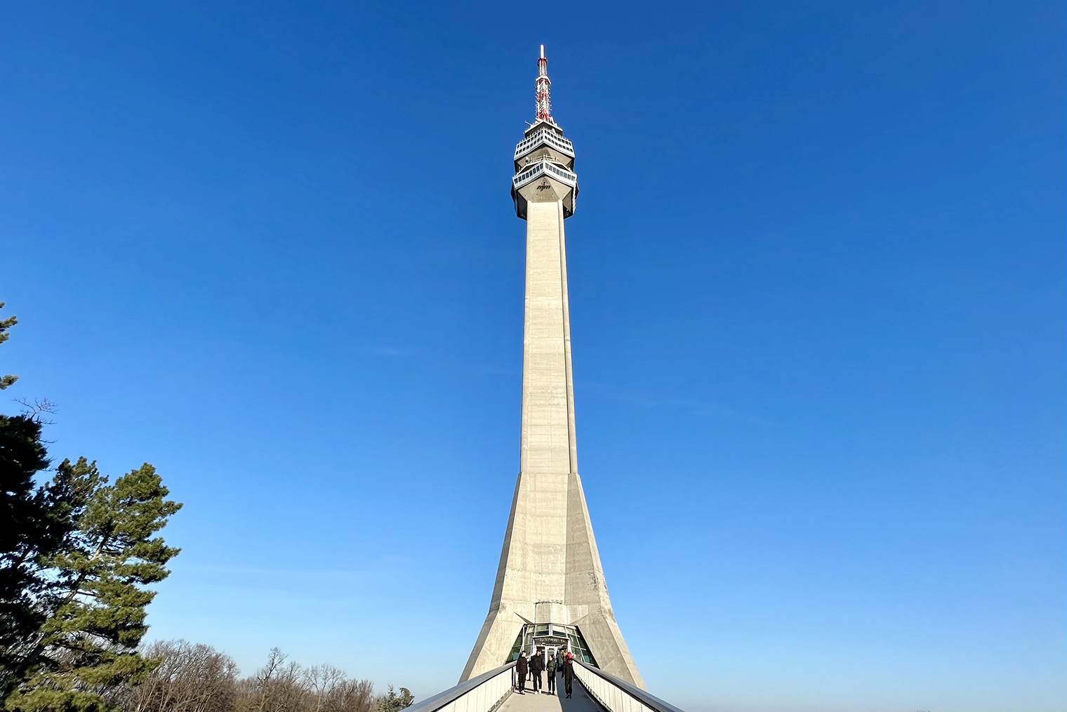 Башню открыли в 2010 году на месте прежнего сооружения, разрушенного бомбами в 1999