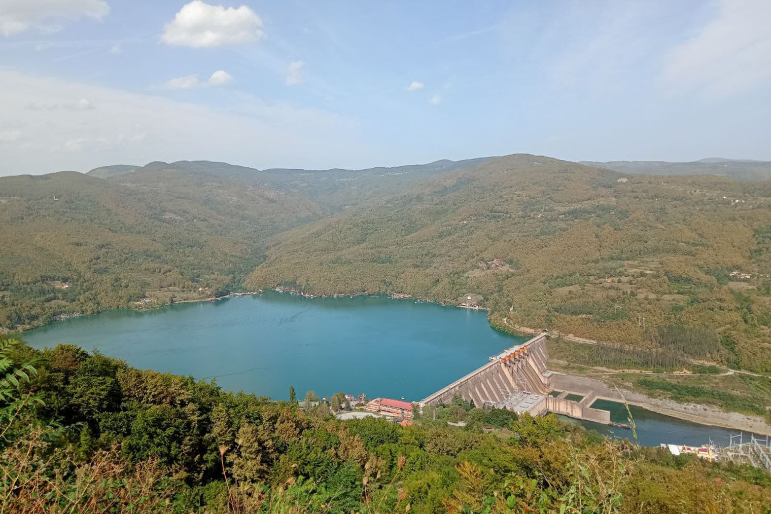 Водохранилище на Дрине выглядит впечатляюще