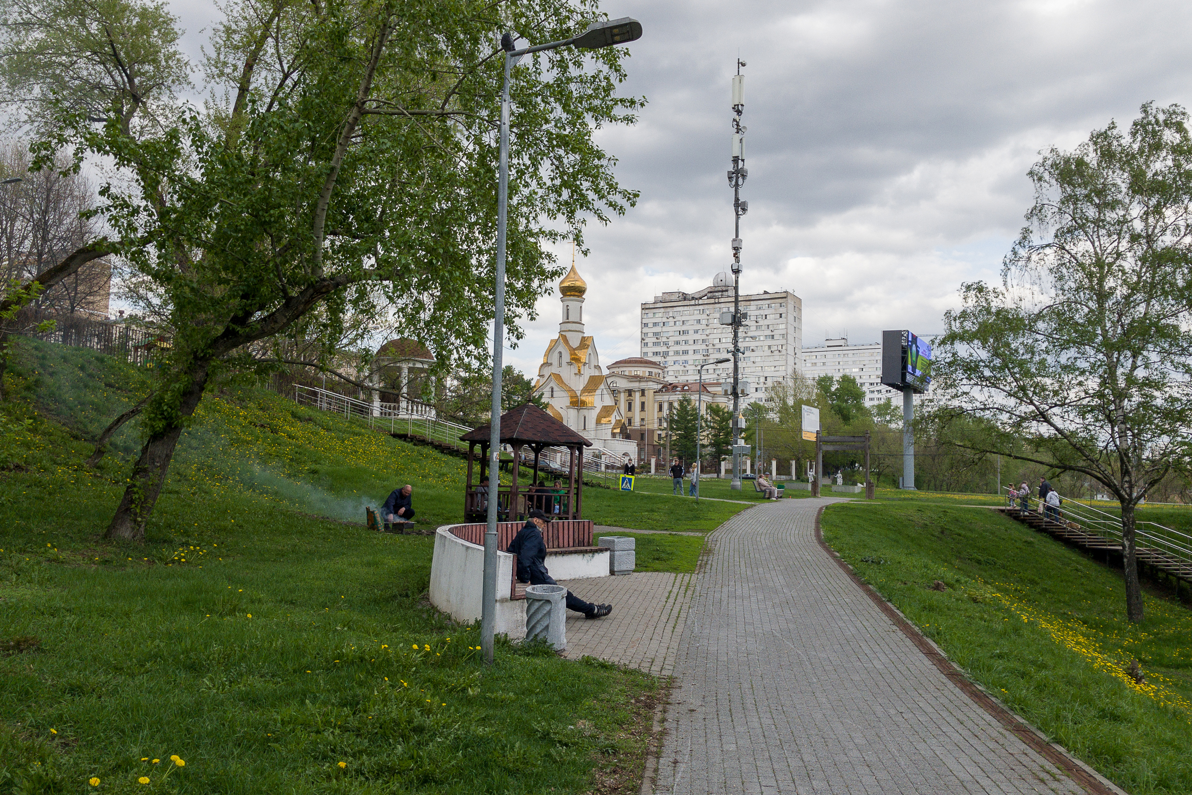 Можно посидеть на лавке и насладиться панорамой