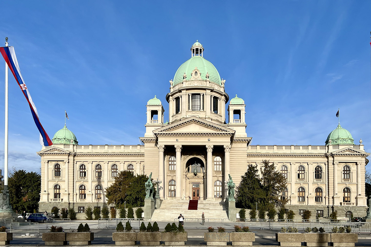 Строение привлекло меня куполами, портиком с треугольным фронтоном и колоннами. У центрального входа стоят скульптуры всадников с лошадьми