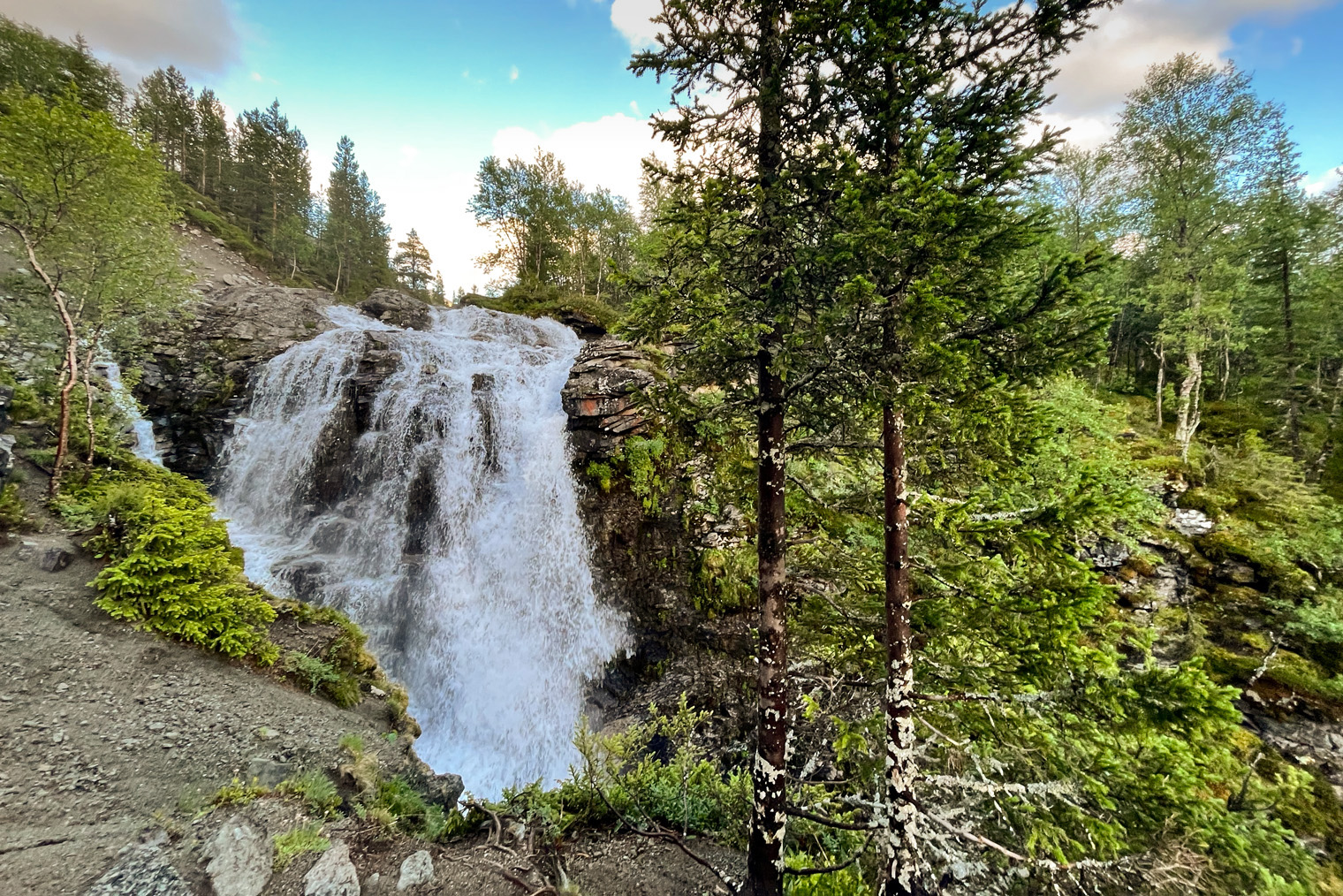 По пути заглянули на водопад Красивый, или Рисйокский