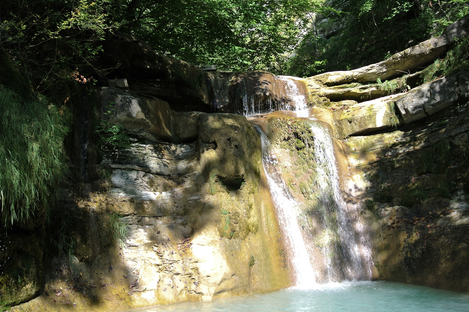 Высота водопадов Куаго — до 15 метров. Фотография: Kuago waterfall / Shutterstock