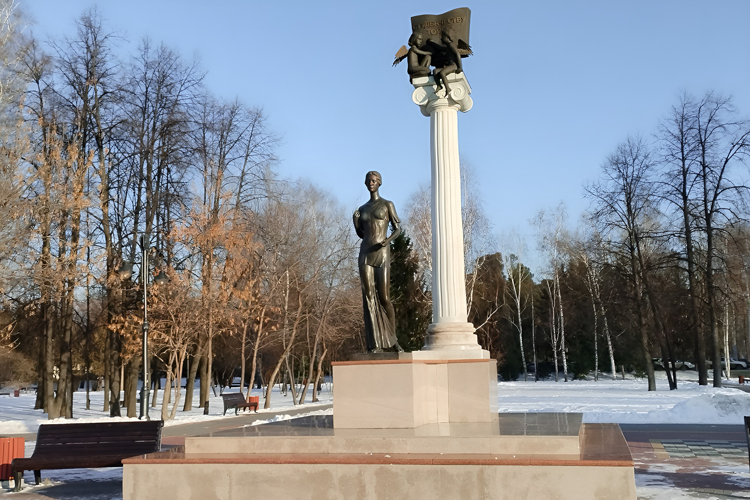 Изначально на Ново-Соборной площади хотели изобразить и самих учащихся, но решили остановиться на скульптуре Татьяны