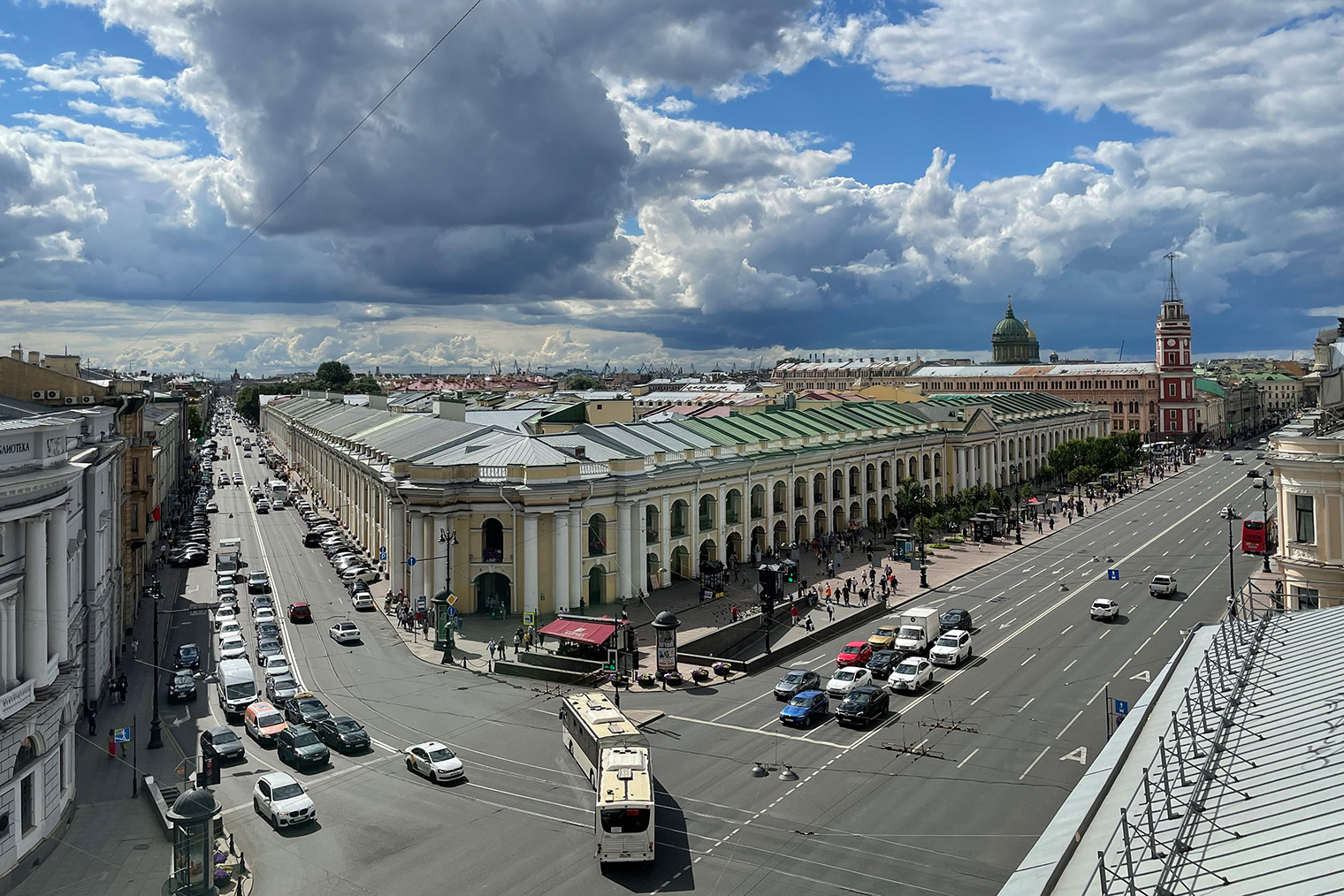 Красное здание с башней вдалеке — это Думская башня. Фото: Мария Рудницкая