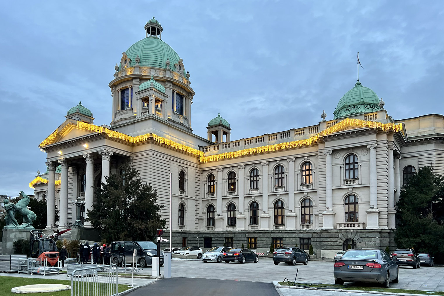 Напротив здания парламента, через дорогу, есть небольшой парк со скульптурами и дорожками для прогулок