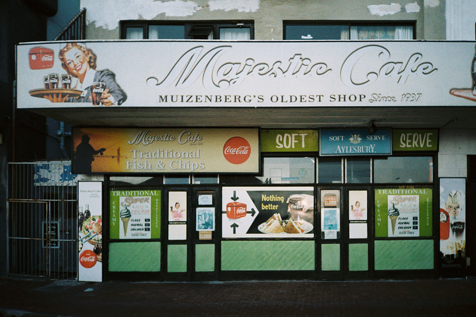 Вывеска гласит, что Majestic Cafe открыли в 1937 году. Зайти внутрь стоит хотя бы ради коллекции винтажных бутылок из⁠-⁠под кока⁠-⁠колы