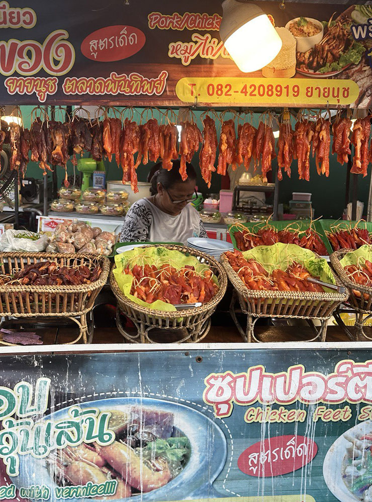 Отдел с готовой мясной продукцией на ночном рынке