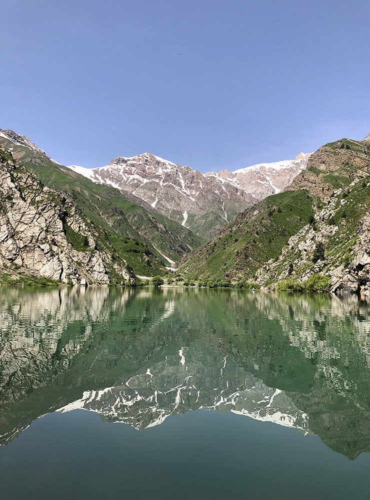 Вода в нем более мутная, чем в Нижнем, из⁠-⁠за того, что с гор туда спускается талый снег вместе с землей и камнями