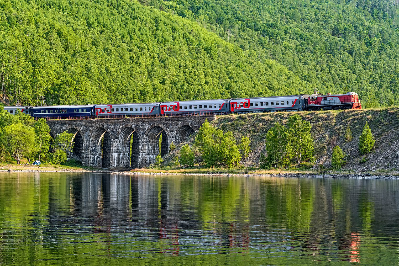 Кругобайкальская железная дорога. Фотография: Tilpunov Mikhail / Shutterstock / FOTODOM