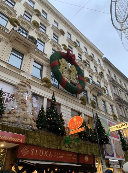 Подобные венки многие размещают на зданиях. Такие же, но меньше, принято вешать на двери