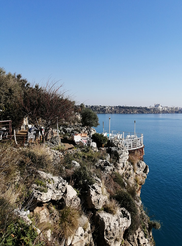 Вид на море и скалы с лифта в парке Ататюрка