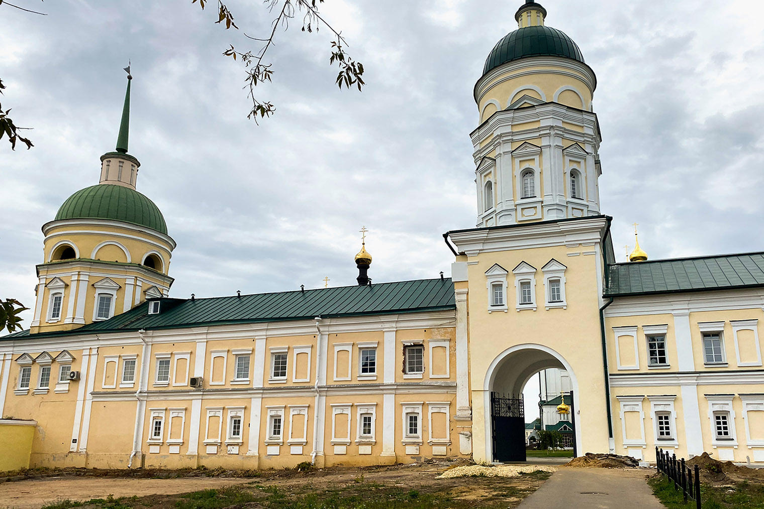 Вход в Саровскую пустынь