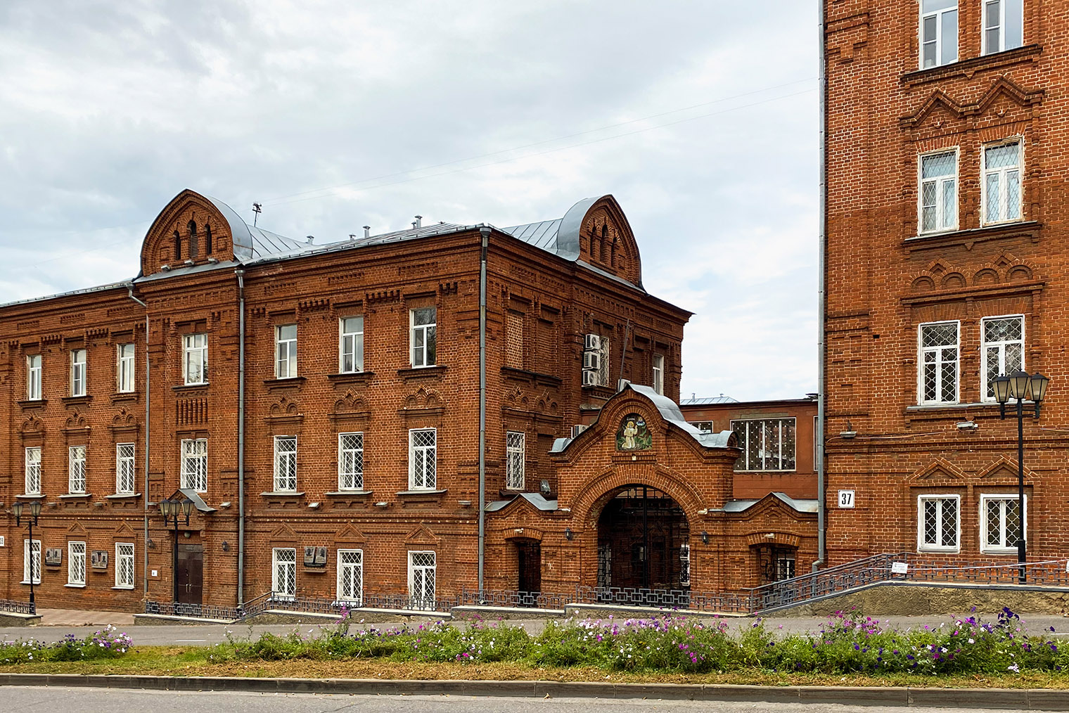 Есть памятники архитектуры — постройки царских времен. Мне очень нравятся эти здания, каждый раз на прогулке любуюсь