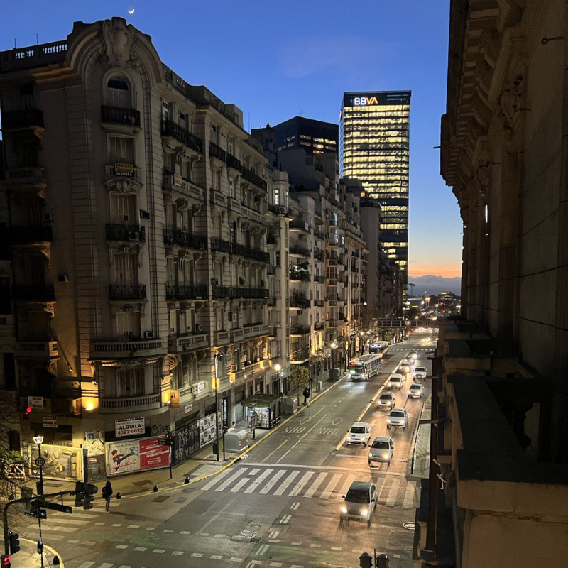 Первые фотографии Буэнос-Айреса. Мы поселились в отеле в районе Microcentro. Восторг от вида с нашего балкона не передать словами