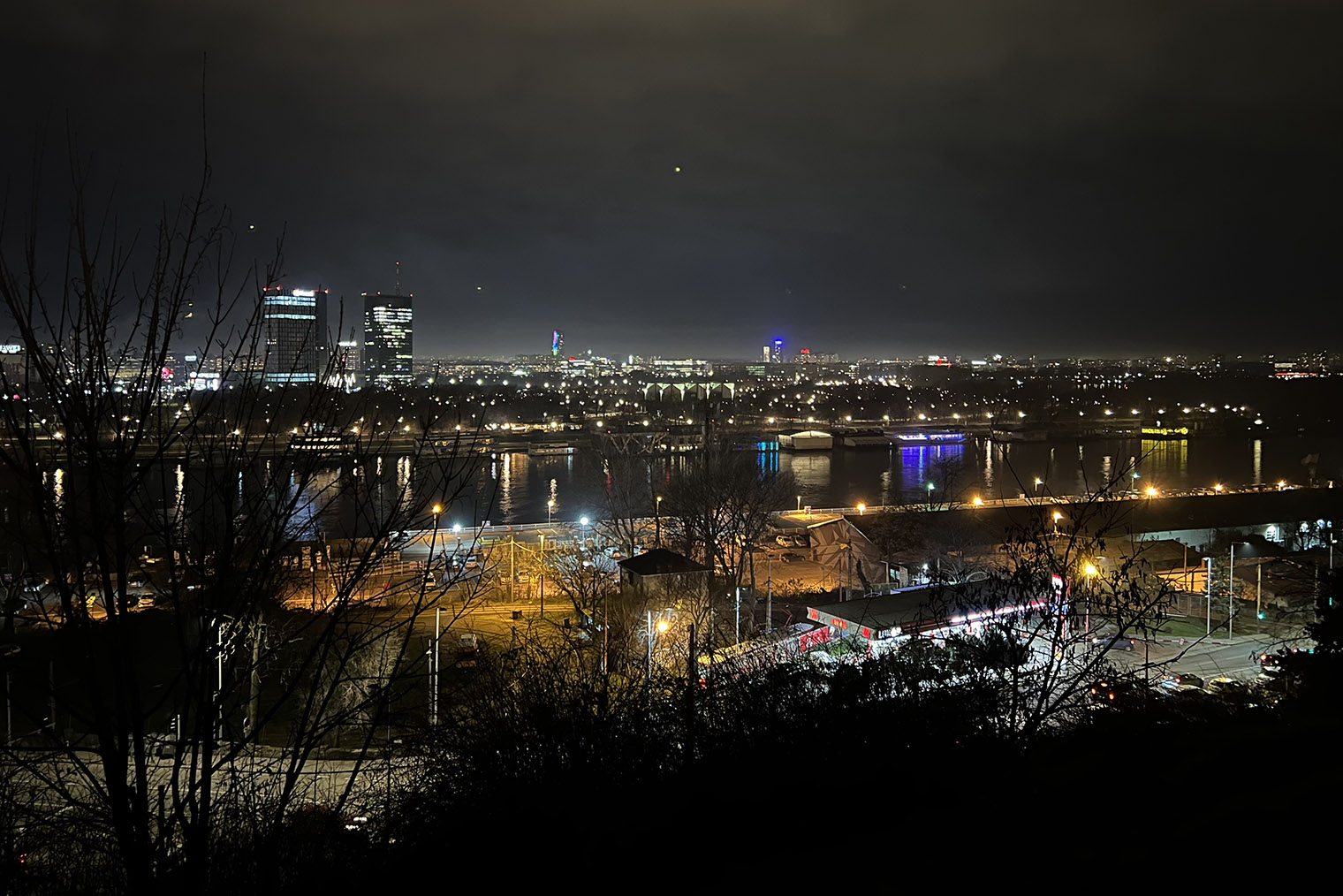 В парке «Калемегдан» тоже есть смотровые площадки. С Main Promenade Vista Point мы наблюдали реку Саву на фоне ночного Нового Белграда. Здесь хорошо любоваться закатом