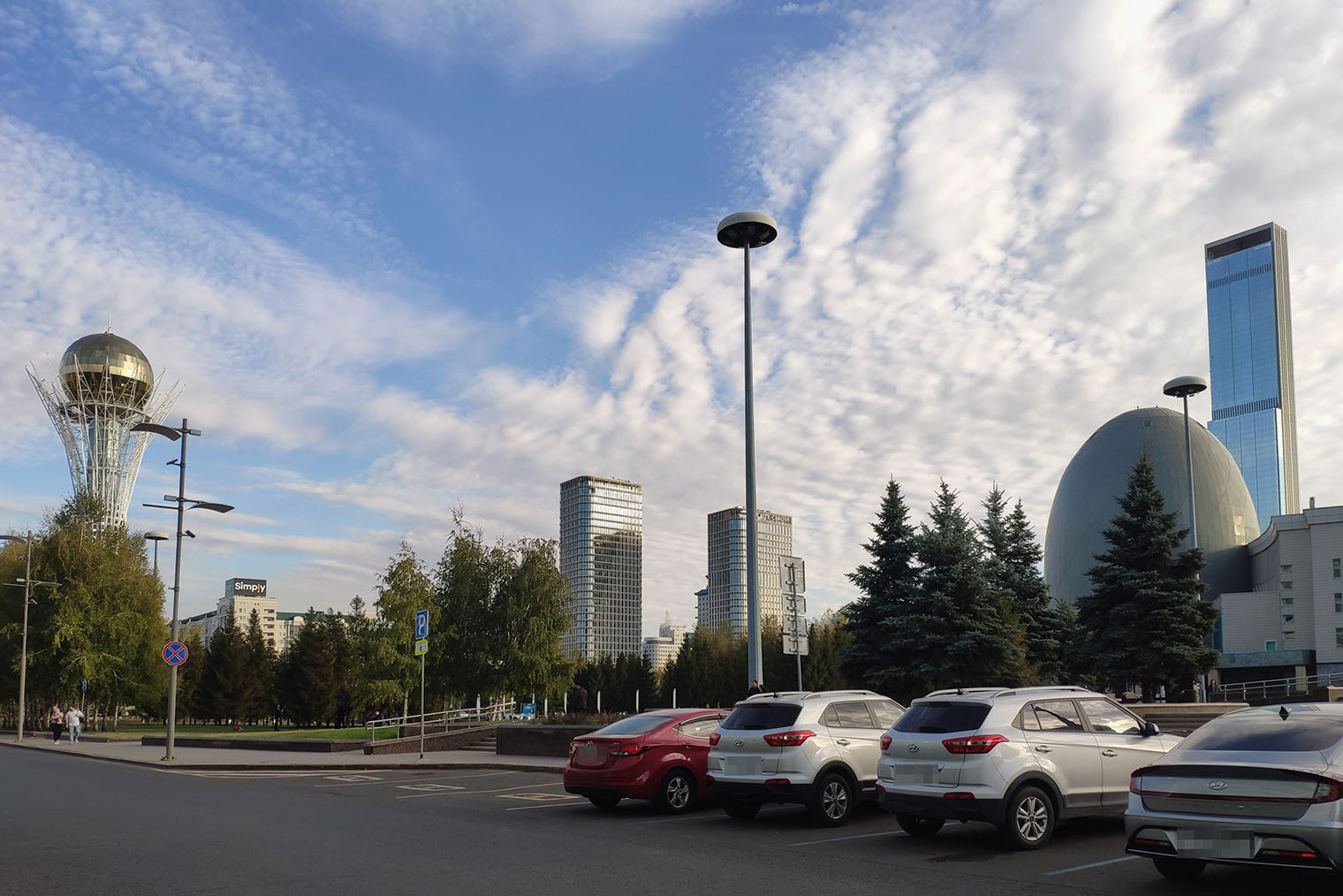 В Астане все огромное и современное, но у меня было чувство, что город в любой момент могут разобрать на кубики и унести