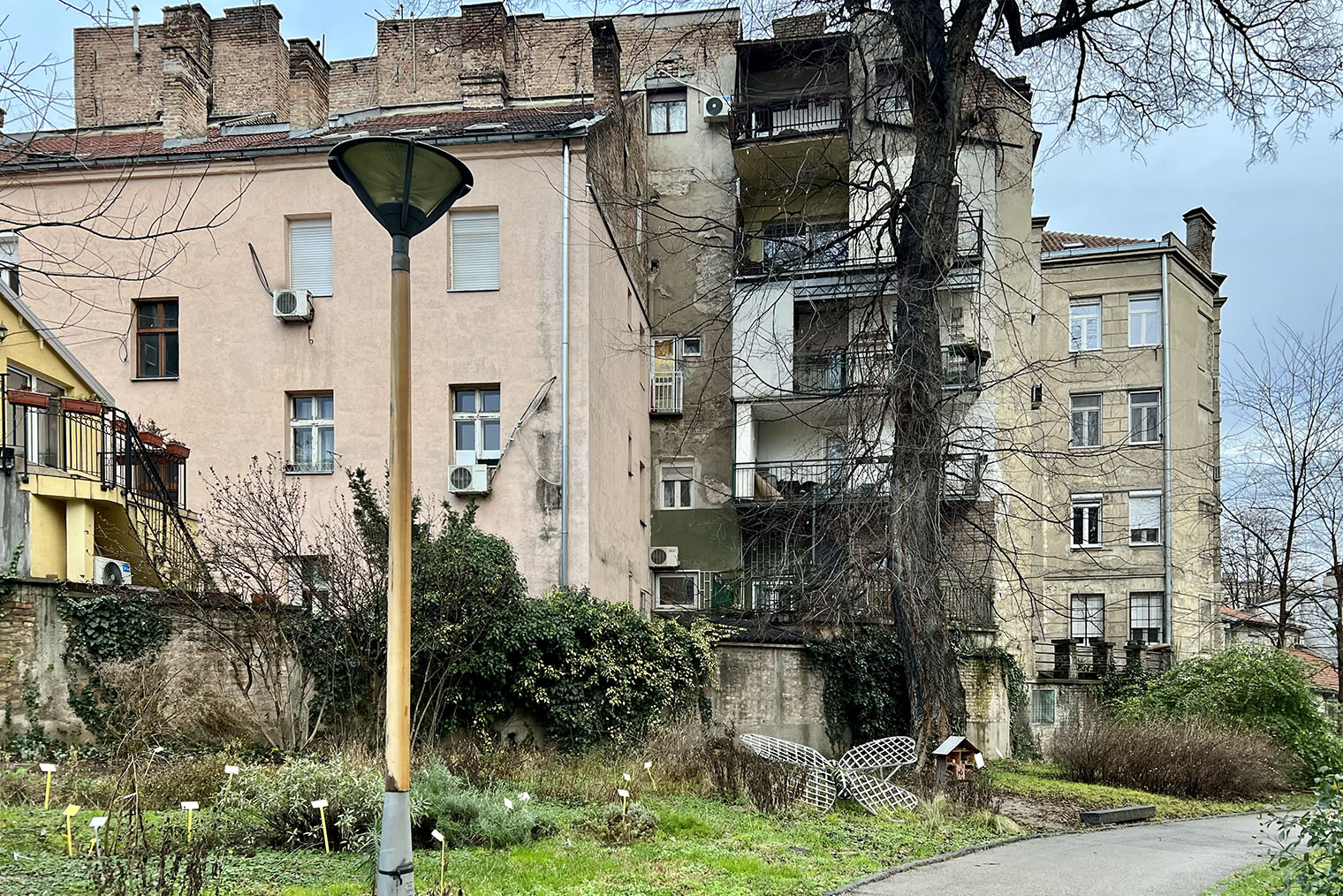 Зимой в парке довольно уныло, зато немноголюдно